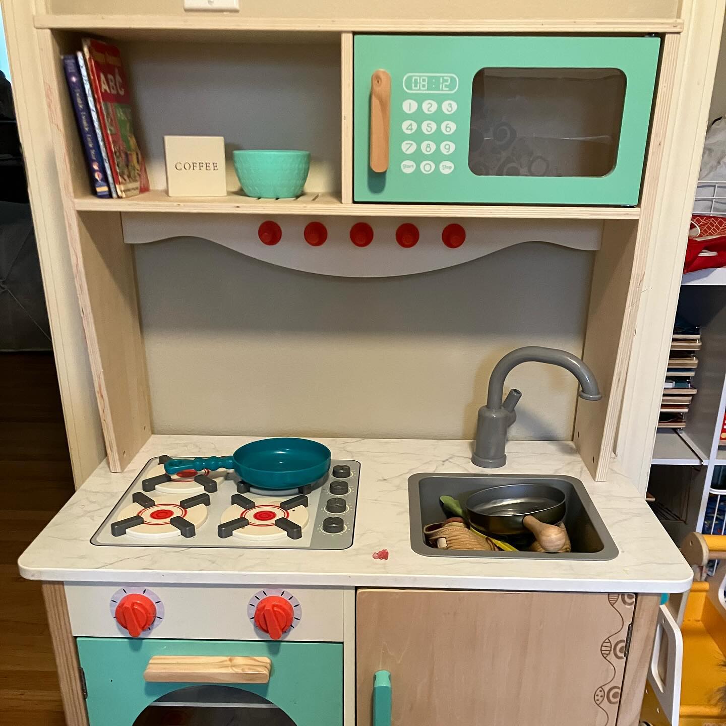 Please ignore the sink full of dirty dishes, I couldn’t resist sharing a quick pic of my latest #booknook 😉. #raisingreaders #booksinunexpectedplaces #lifewithtoddlers #pdxparents #kitchenwitch